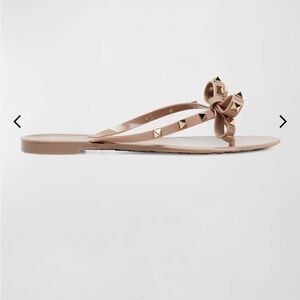 Valentino Garavani Nude/Poudre Rockstud Flat Thong Sandals